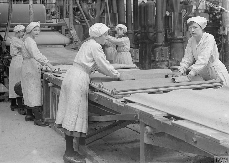 Historical photo of women working with raw asbestos fibers at Turner Bros in 1918.